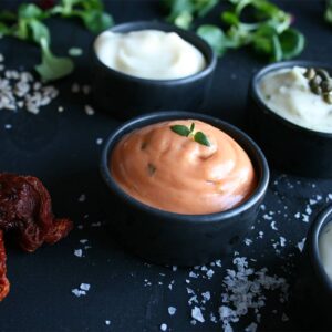 Vegan hamburgerdressing i liten skål